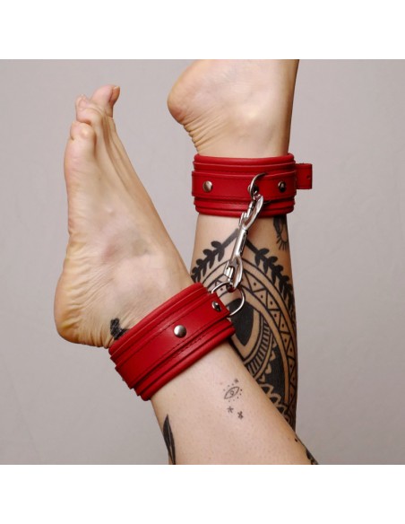 Chevillères en cuir molletonné rouges et attaches argentées