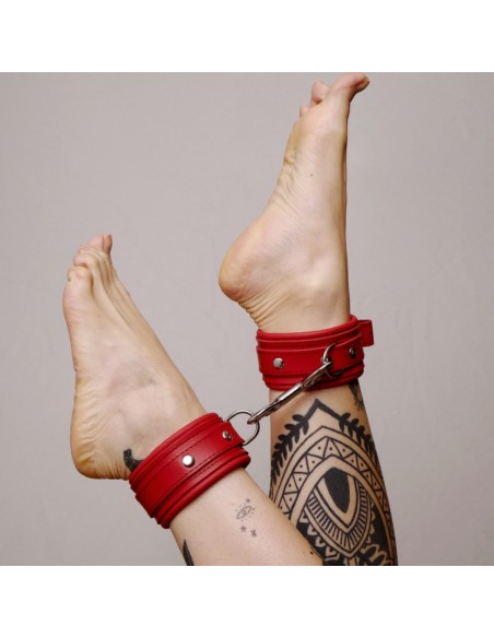 Chevillères en cuir molletonné rouges et attaches argentées