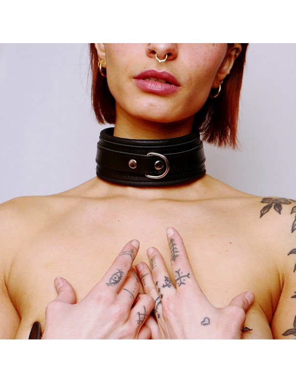Collier en cuir molletonné et attaches argentées