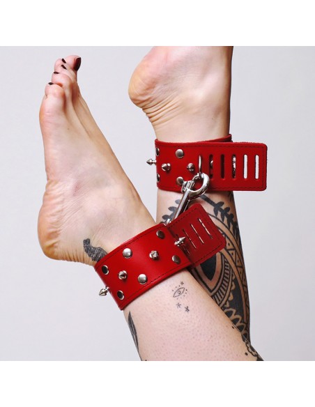Chevillères en cuir avec pics et mousqueton rouge